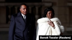 Le président congolais Denis Sassou Nguesso et la première dame Antoinette Sassou Nguesso arrivent pour un dîner au musée d'Orsay à la veille de la cérémonie de commémoration du jour de l'Armistice à Paris, France, le 10 novembre 2018.