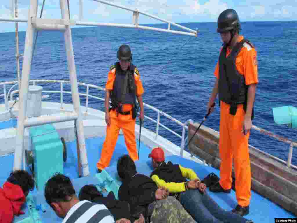 警戒（照片由台湾行政院海岸巡防署提供） 