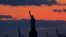 La Estatua de la Libertad al anochecer, frente al puerto de Nueva York, el 4 de marzo de 2021.