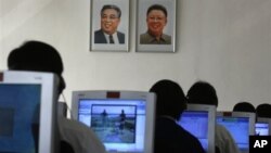 지난해 9월 북한 평양 김책공대에서 컴퓨터를 사용하는 학생들. (자료사진)