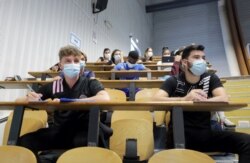 Students of the faculty of sport sciences at Universite Cote d'Azur wearing protective masks to avoid the spread of the coronavirus disease (COVID-19), attend a class in an auditorium, in Nice, France, Sept. 24, 2020.