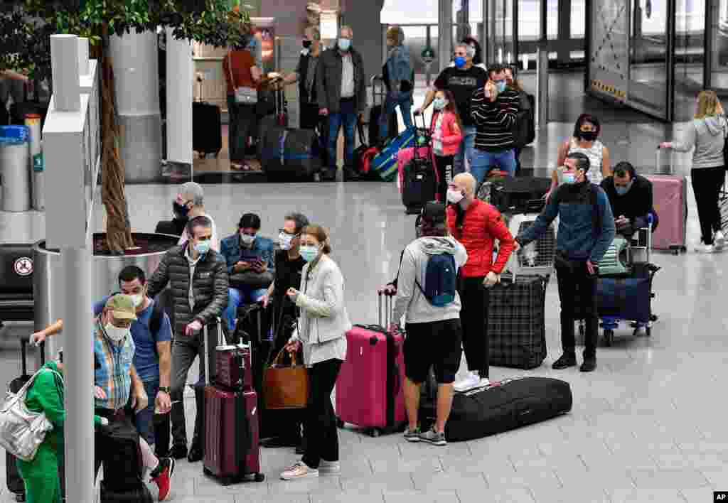 صف طولانی مسافران در فرودگاه دوسلدورف آلمان. قوانین مرتبط با آزمایش کرونا موجب معطلی مسافران شده است. 