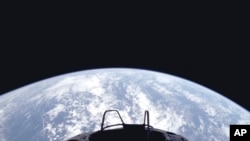 En esta imagen, proporcionada el martes 10 de septiembre de 2024 por SpaceX, se muestra una vista de la Tierra y de la plataforma Skywalker para caminatas espaciales de la cápsula Dragon, poco después de que la tripulación Polaris Dawn se pusiera en órbita. (SpaceX vía AP).