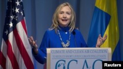 Menteri Luar Negeri AS, Hillary Clinton memberikan konferensi pers di Swedia (3/6).