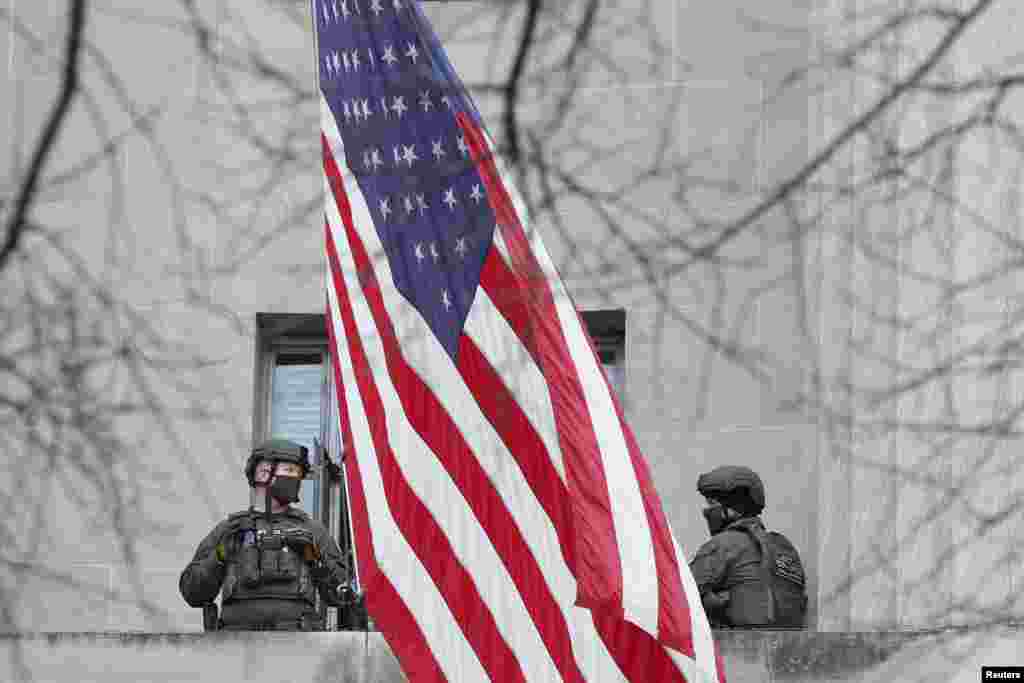  Miembros de la Guardia Nacional protegen el &#225;rea del edificio del Departamento de Justicia de EE. UU. 17 de enero de 2021. 