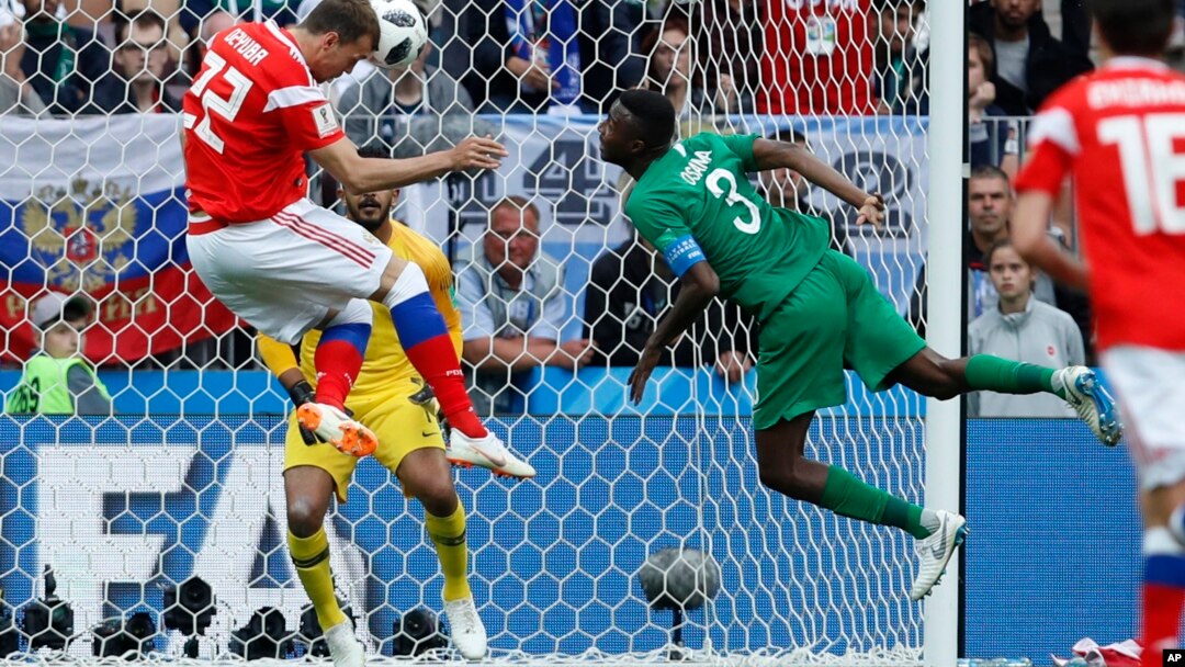 Penyerang Rusia, Artyom Dzyuba mencetak gol ketiga pada pertanding di Moskow di mana tuan rumah Rusia mengalahkan Saudi dengan skor telak 5-0, Kamis (14/6). 