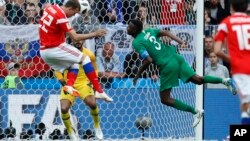 Penyerang Rusia, Artyom Dzyuba mencetak gol ketiga pada pertanding di Moskow di mana tuan rumah Rusia mengalahkan Saudi dengan skor telak 5-0, Kamis (14/6). 