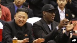 지난 2월 28일 NBA 출신 농구선수 데니스 로드먼(오른쪽)이 김정은 국방위 제1위원장과 함께 농구 경기를 관람하고 있다.