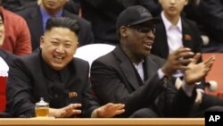 Cựu ngôi sao bóng rổ Rodman và nhà lãnh đạo Kim Jong Un theo dõi trận bóng rổ giao hữu giữa Bắc Triều Tiên và Mỹ. 28/2/2013.