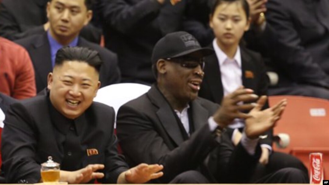 28일 북한 김정은 국방위 제1위원장이 미국 NBA 출신 농구선수 데니스 로드면과 평양 에서 벌어진 시범 경기를 관람하고 있다.
