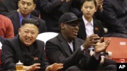 28일 북한 김정은 국방위 제1위원장이 미국 NBA 출신 농구선수 데니스 로드면과 평양 에서 벌어진 시범 경기를 관람하고 있다.