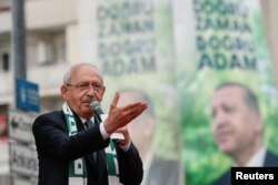 Kemal Kilicdaroglu, kandidat presiden dari aliansi oposisi utama Turki, berbicara menjelang pemilihan presiden dan parlemen 14 Mei, dengan poster Presiden Turki Tayyip Erdogan terlihat di latar belakang, di Bursa, Turki 11 Mei 2023. (Foto: REUTERS/Murad Sezer)