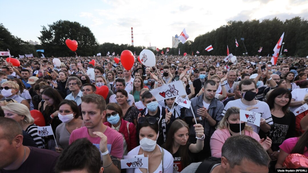 На митинге в поддержку кандидата в президенты Беларуси Светланы Тихановской в Минске. 30 июля 2020.