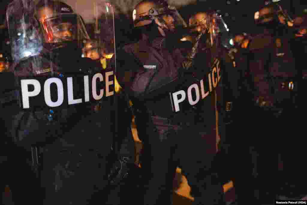 Sur la place Franklin, des militants anti-trump se sont faits repousser par la police, à Washington DC, le 20 janvier 2017. (VOA/Nastasia Peteuil)