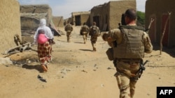 Des soldats de l'opération Barkhane à Tillit, Mali, le 1er novembre 2017.