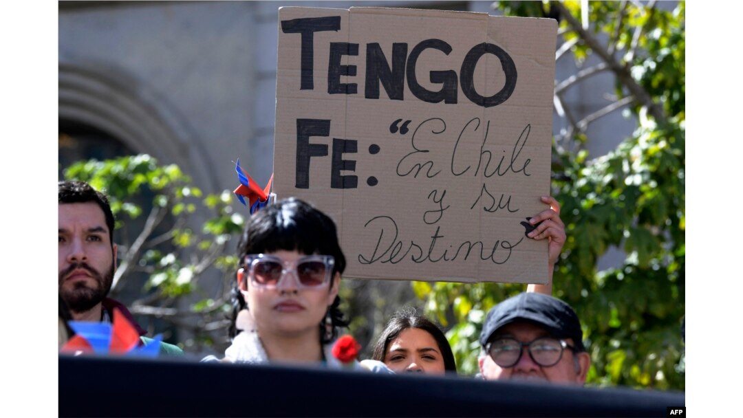 Chilenos asisten a una ceremonia para conmemorar el 50º aniversario del golpe de Estado en Chile, en el Palacio Presidencial de la Moneda, el 11 de septiembre de 2023.