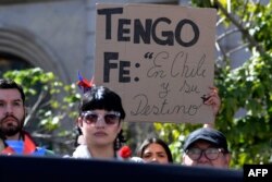 Chilenos asisten a una ceremonia para conmemorar el 50º aniversario del golpe de Estado en Chile, en el Palacio Presidencial de la Moneda, el 11 de septiembre de 2023.