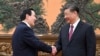 ប្រធានាធិបតីចិន លោក Xi Jinping (ស្តាំ) ចាប់ដៃជាមួយអតីតប្រធានាធិបតីតៃវ៉ាន់ លោក Ma Ying-jeou នៅជំនួបក្នុងទីក្រុងប៉េកាំងនៅថ្ងៃទី១០ ខែមេសា ឆ្នាំ២០២៤។ (Xinhua News Agency via AP)