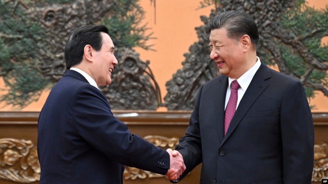 2024年4月10日中國國家主席習近平(右)在北京與台灣前總統馬英九會面時握手。