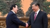 资料照片: 2024年4月10日中国国家主席习近平(右)在北京与台湾前总统马英九会面时握手