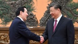 资料照片: 2024年4月10日中国国家主席习近平(右)在北京与台湾前总统马英九会面时握手
