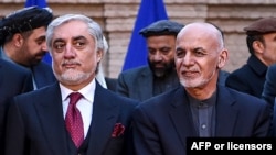រូបឯកសារ៖ លោក Abdullah Abdullah (ឆ្វេង) បេក្ខជនប្រធានាធិបតីតំណាងគណបក្សប្រឆាំង និងលោកប្រធានាធិបតីអាហ្វហ្គានីស្ថាន Ashraf Ghani ក្នុងអំឡុងពេលសន្និសីទសារព័ត៌មានមួយ កាលពីថ្ងៃទី២៩ ខែកុម្ភៈ ឆ្នាំ២០២០។
