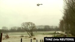 Sebuah helikopter menyelamatkan seorang pria dari banjir di wilayah Canterbury, Selandia Baru, 30 Mei 2021, dalam tangkapan layar dari video. (Foto: TVNZ via Reuters)