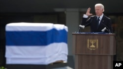 El vicepresidente de Estados Unidos, Joe Biden, dirige un discurso junto al ataúd de Sharon.