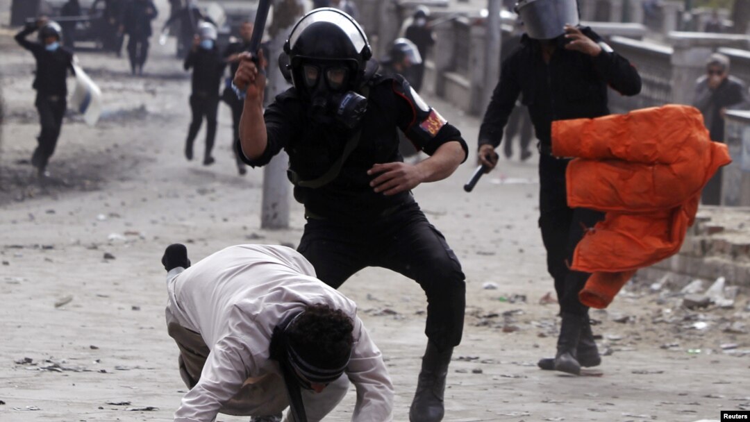Polisi Mesir memukuli seorang demonstran dalam aksi protes anti pemerintah di Lapangan Tahrir, Kairo (foto: dok). Pemukulan demonstran oleh polisi memicu kemarahan nasional.