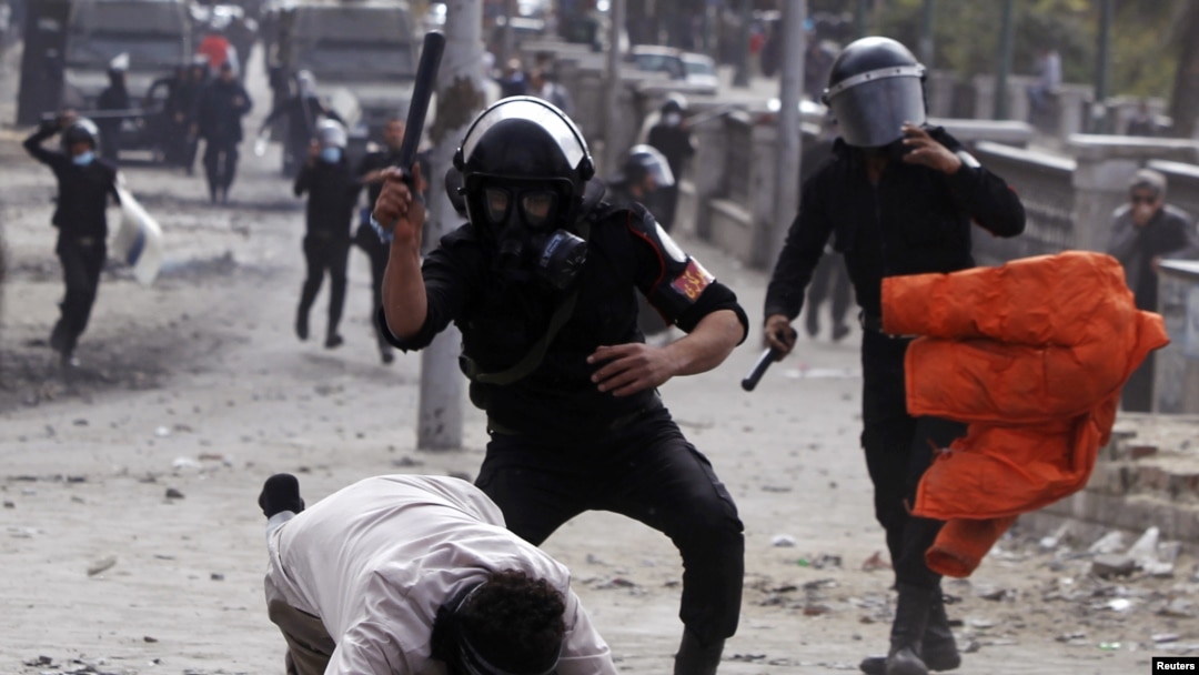 Polisi anti huru-hara Mesir memukuli seorang demonstran anti pemerintah di Kairo (28/1). HRW menilai pergolakan di Jazirah Arab telah membuka jalan bagi pemerintahan baru yang tidak menghormati HAM.