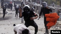 Polisi anti huru-hara Mesir memukuli seorang demonstran anti pemerintah di Kairo (28/1). HRW menilai pergolakan di Jazirah Arab telah membuka jalan bagi pemerintahan baru yang tidak menghormati HAM.