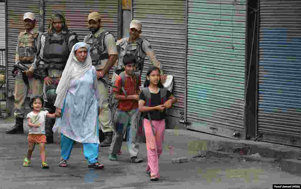 جمعہ کو ریاستی حکومت کا کہنا تھا کہ کرفیو کے دوران صرف کسی ہنگامی طبی ضرورت کے تحت ہی لوگوں کو نقل و حرکت کی اجازت ہوگی۔