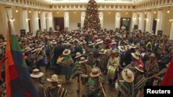 Índigenas bolivianos en el palacio presidencial en La Paz. La navidad no ha sido impedimento para continuar las investigaciones sobre corrupción en el gobierno.