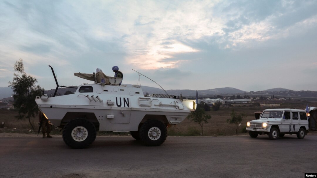 Sebuah kendaraan pasukan perdamaian PBB di Lebanon (UNIFIL) bersiaga di Desa Kfar Kila dekat perbatasan dengan Israel, di bagian selatan Lebanon, 7 Oktober 2023. (Foto: Aziz Taher/Reuters)