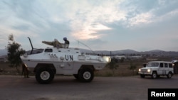 Un vehículo de las fuerzas de paz de la ONU (FPNUL) conduce en la aldea de Kfar Kila, como se muestra en la foto de Khiam, cerca de la frontera con Israel, en el sur del Líbano, el 7 de octubre de 2023. (REUTERS/Aziz Taher)