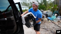 Priprema stanovnika Floride uoči dolaska uragana Milton (Foto: AP/Rebecca Blackwell)
