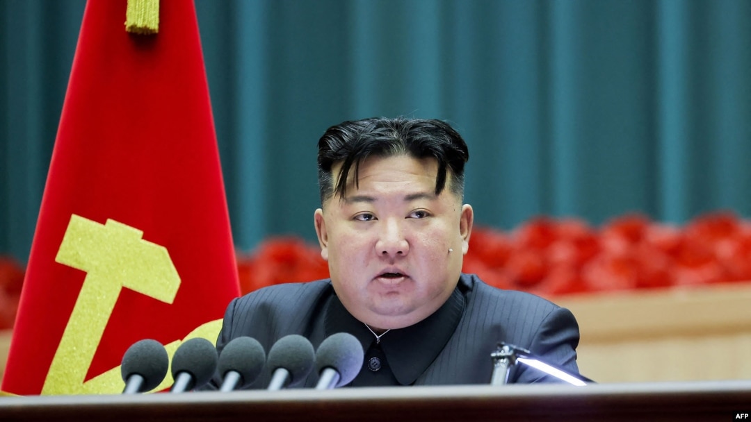 Pemimpin Korea Utara Kim Jong-un menyampaikan pidato pembukaan Kongres Ibu Nasional Kelima di Pyongyang, 3 Desember 2023. (KCNA VIA KNS / AFP) 