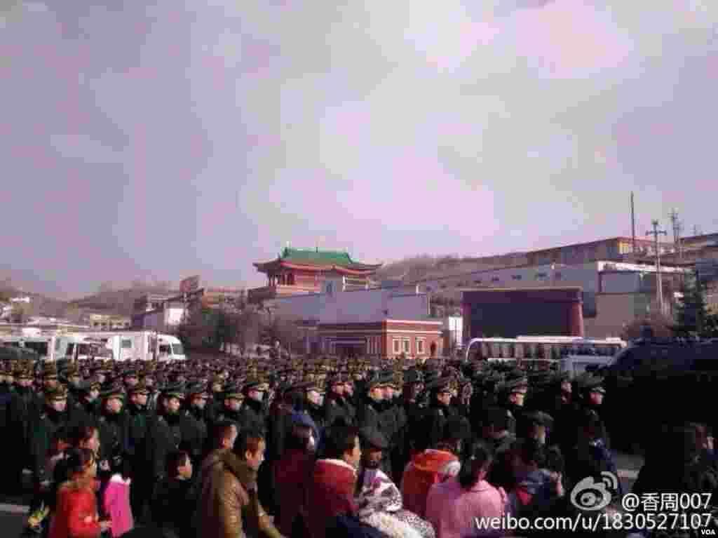 3月5日塔尔寺酥油花佛事活动当天现场照片,荷枪实弹的军警驻守寺院