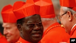 Cardinal Laurent Monsengw nsima na bokelami bwa bo' cardinal na papa Benoit XVI na basilique St. Pierre, na Vatican, 20 novembre 2010. 