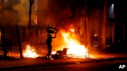 La protesta se llevó a cabo frente al Congreso y criticaba la enmienda.