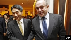 ລັດຖະມົນຕີຊ່ອຍວ່າການກະຊວງການຕ່າງປະເທດສະຫະລັດ ຮັບຜິດຊອບກ່ຽວກັບກິດຈະການໃນເຂດເອເຊຍຕາ ເວັນອອກແລະຍ່ານມະຫາສະມຸດປາຊີຟິກ ທ່ານ Kurt Campbell ຈັບມືກັບຮອງລັດຖະມົນຕີການຕ່າງປະເທດ ເກົາຫຼີໃຕ້ ທ່ານ Kim Jae-shin ລຸນຫຼັງການພົບປະທີ່ກຸງໂຊລ (27 ຕຸລາ 2011)