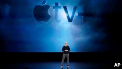 El CEO de Apple, Tim Cook, anunciando los nuevos productos de la empresa en la sede del gigante tecnológico en Cupertino, California, 25/3/19. (AP Foto/Tony Avelar).