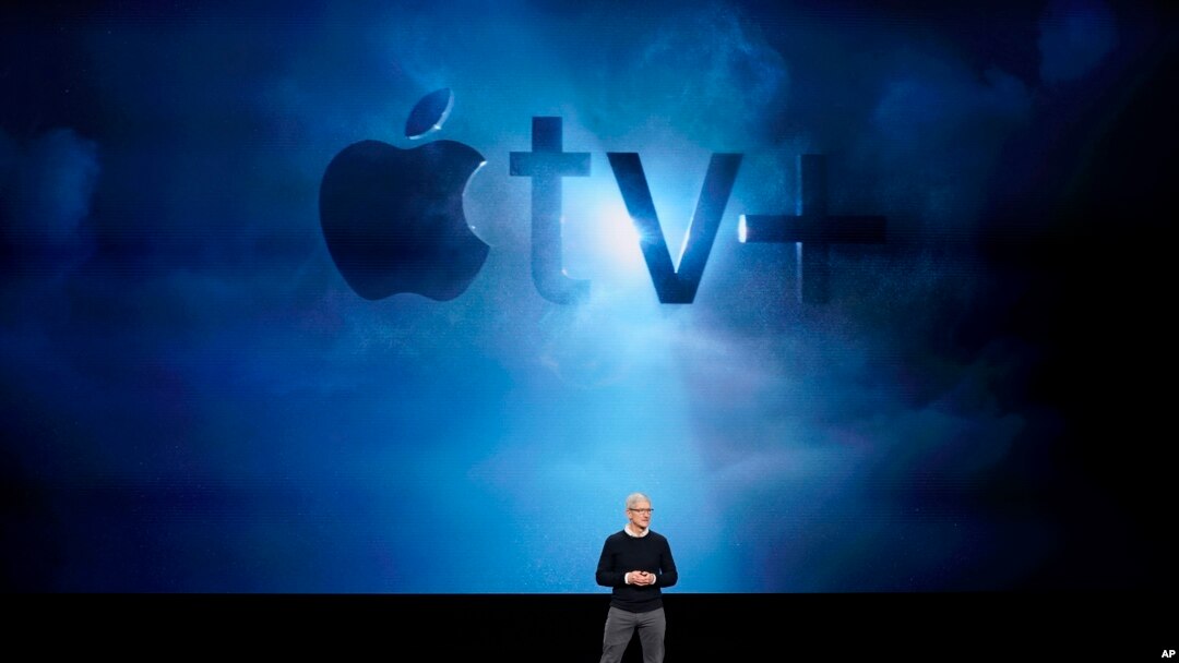 CEO Apple Tim Cook memberikan keterangan di Steve Jobs Theatre di Cupertino, California, dalam peluncuran produk terbaru Apple TV+, 25 Maret 2019. (AP Photo / Tony Avelar)