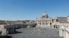 La siempre abarrotada Plaza de San Pedro luce desolada en los momentos más duros de la pandemia en Italia en abril del año pasado.