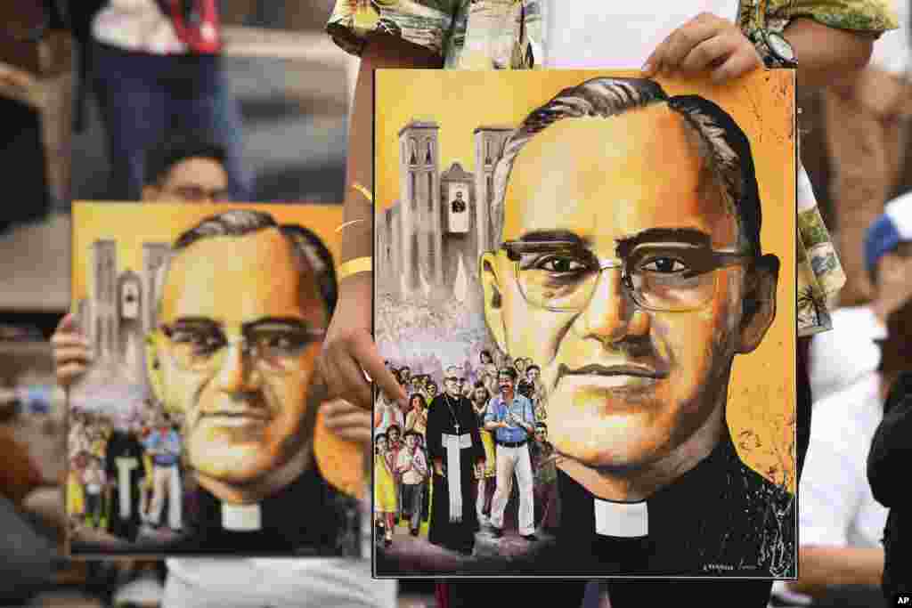 ElLa gente sostiene fotos del arzobispo Óscar Arnulfo Romero durante una procesión en San Salvador, El Salvador, el sábado 13 de octubre de 2018. Romero, junto con el papa Paulo VI y otros cinco beatos fue canonizado el domingo 14 de octubre en Roma, en una ceremonia a la que asistieron al menos 5000 salvadoreños. (Foto AP / Salvador Meléndez)