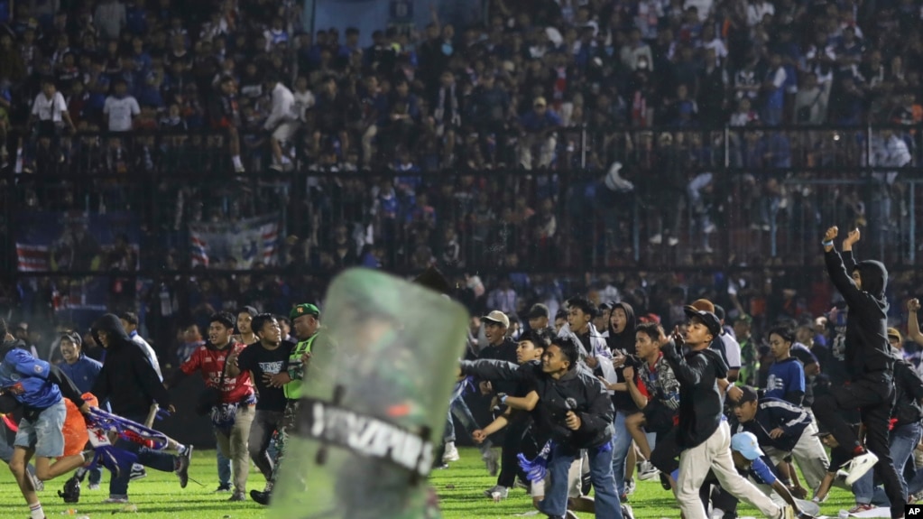 Indonezi: 125 të vrarë dhe 180 të plagosur gjatë trazirave në një ndeshje futbolli