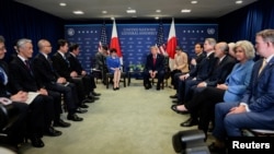 资料照片：美国总统唐纳德·特朗普在美国纽约市举行的第81届联合国大会期间，与日本首相高市早苗举行双边会晤。(2026年9月22日)