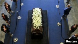 People file past the casket of former first lady Nancy Reagan to pay their respects at the Ronald Reagan Library in Simi Valley, California, March 9, 2016. Reagan's casket was moved to the presidential library, where she will be buried next to her husband, former President Ronald Reagan.