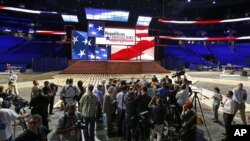 Miembros de la prensa acuden al escenario donde se realizará la Convención Nacional Republicana en Tampa, Florida. Los grupos extremistas, según el informe de las agencias de inteligencia estadounidenses, aprovechan los grandes acontecimientos políticos y