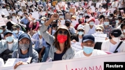 Manifestantes protestan en Rangún, Myanmar y también conocido como Birmania, contra la junta militar el 11 de febrero de 2021.